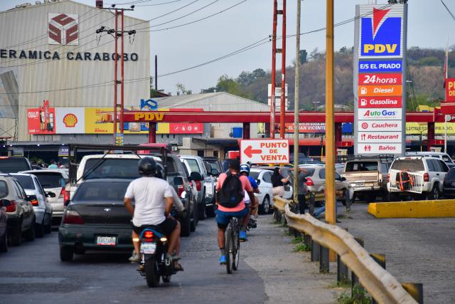Vehicles queue at a petrol station to get fuel in Caracas on January 3, 2026, after US forces captured Venezuelan leader Nicolas Maduro. President Donald Trump said on January 3, 2025, that US forces had captured Venezuela's leader Nicolas Maduro after bombing the capital Caracas and other cities in a dramatic climax to a months-long standoff between Trump and his Venezuelan arch-foe. (Photo by Jacinto OLIVEROS / AFP)
