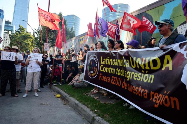 Supporters of the Venezuelan government take part in a demonstration in front of the US embassy in Santiago on January 3, 2026, after US forces captured Maduro. President Donald Trump said Saturday that US forces had captured Venezuela's leader Nicolas Maduro after bombing the capital Caracas and other cities in a dramatic climax to a months-long standoff between Trump and his Venezuelan arch-foe. (Photo by Javier TORRES / AFP)