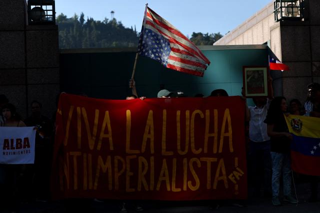 Supporters of the Venezuelan government take part in a demonstration in front of the US embassy in Santiago on January 3, 2026, after US forces captured Maduro. President Donald Trump said Saturday that US forces had captured Venezuela's leader Nicolas Maduro after bombing the capital Caracas and other cities in a dramatic climax to a months-long standoff between Trump and his Venezuelan arch-foe. (Photo by Javier TORRES / AFP)