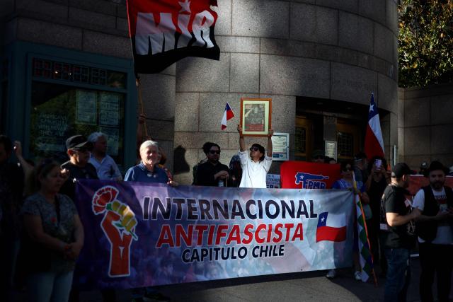 Supporters of the Venezuelan government take part in a demonstration in front of the US embassy in Santiago on January 3, 2026, after US forces captured Maduro. President Donald Trump said Saturday that US forces had captured Venezuela's leader Nicolas Maduro after bombing the capital Caracas and other cities in a dramatic climax to a months-long standoff between Trump and his Venezuelan arch-foe. (Photo by Javier TORRES / AFP)