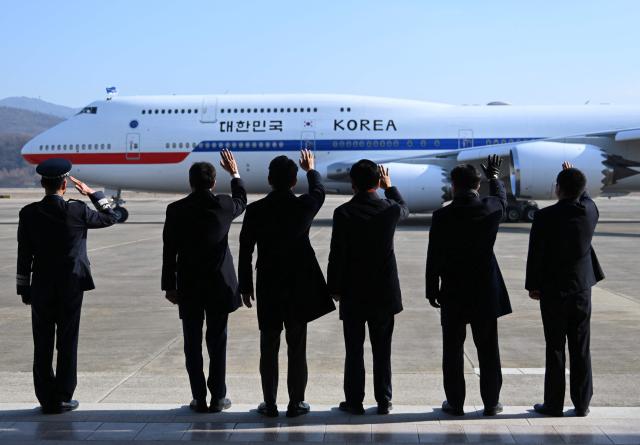 Guests wave during the departure of South Korea’s President Lee Jae Myung and his wife Kim Hea Kyung in their plane bound for China at Seoul Air Base in Seongnam on January 4, 2026. South Korea's President Lee Jae Myung left for China on January 4, eager to boost economic ties with Seoul's largest trading partner while keeping a lid on potentially explosive issues such as Taiwan. (Photo by Jung Yeon-je / AFP)