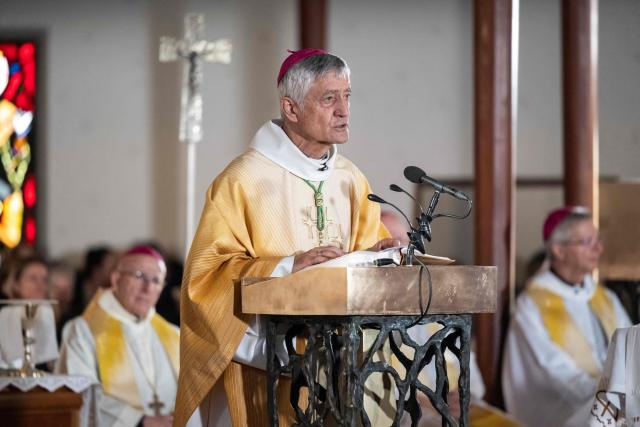 Bishop Jean-Marie Lovey leads a Sunday mass dedicated to the victims of the fire at the 'Le Constellation' bar and lounge, at the Catholic Chapel of Saint-Christophe in Crans-Montana, on January 4, 2026. Authorities investigating the New Year's blaze in the Swiss resort of Crans-Montana have identified 24 of the 40 people killed, including 11 minors and six foreign nationals, police said on January 4, 2026. Also 119 were injured during the fire, most of them seriously, according to the latest toll. (Photo by JEAN-CHRISTOPHE BOTT / POOL / AFP)