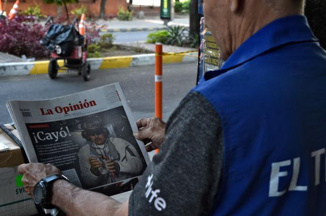 A man looks at the front page of a newspaper reading "He fell" and depicting Venezuela's ousted president Nicolas Maduro in Cucuta, Colobia, on the border with Venezuela, a day after a US strike. The government of Colombia announced Saturday that it is preparing to declare an “economic state of emergency” on the border with Venezuela following the United States’ attacks in that country and the capture of its president, Nicolas Maduro, in the early hours of the morning. (Photo by Schneyder Mendoza / AFP)