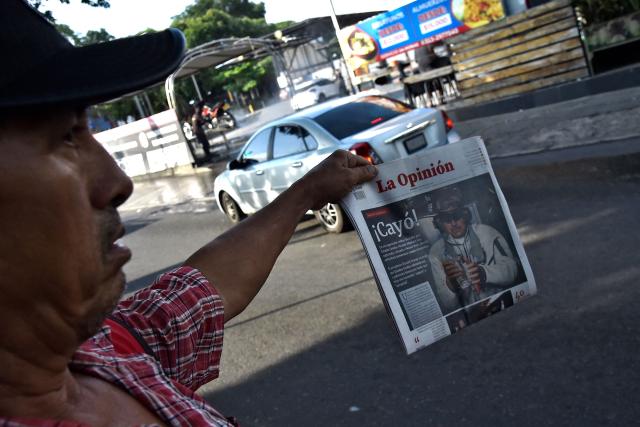 A man holds a newspaper which front page reads "He fell" and depicts Venezuela's ousted president Nicolas Maduro in Cucuta, Colobia, on the border with Venezuela, a day after a US strike. The government of Colombia announced Saturday that it is preparing to declare an “economic state of emergency” on the border with Venezuela following the United States’ attacks in that country and the capture of its president, Nicolas Maduro, in the early hours of the morning. (Photo by Schneyder Mendoza / AFP)