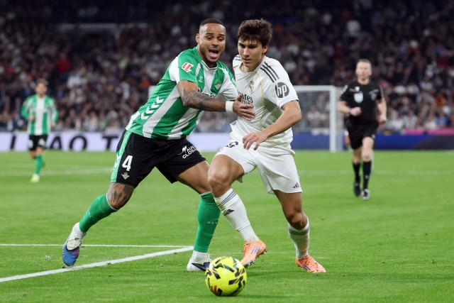 Real Betis' Brazilian defender #04 Natan Bernardo de Souza and Real Madrid's Spanish forward #16 Gonzalo Garcia fight for the ball during the Spanish League football match between Real Madrid CF and Real Betis at Santiago Bernabeu Stadium in Madrid on January 4, 2026. (Photo by Pierre-Philippe MARCOU / AFP)