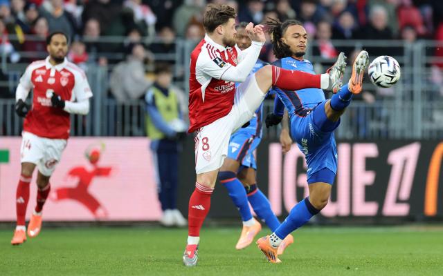 Brest's French midfielder #08 Hugo Magnetti and Auxerre's French forward #09 Sekou Mara fight for the ball during the French L1 football match between Stade Brestois 29 (Brest) and AJ Auxerre at the Stade Francis-Le-Ble in Brest, western France on January 4, 2026. (Photo by Fred TANNEAU / AFP)