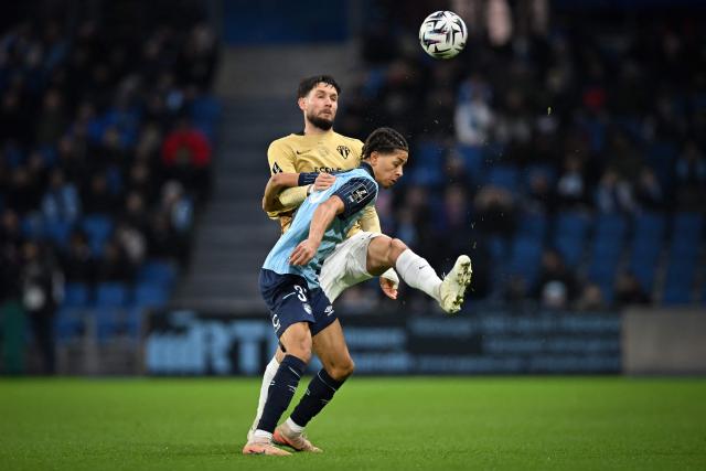 Angers’ French defender #26 Florent Hanin (L) fights for the ball with Le Havre’s French forward #35 Kenny Quetant during the French L1 football match between Le Havre AC and SCO Angers at the Stade Oceane in Le Havre, north-western France on January 4, 2026. (Photo by Lou BENOIST / AFP)