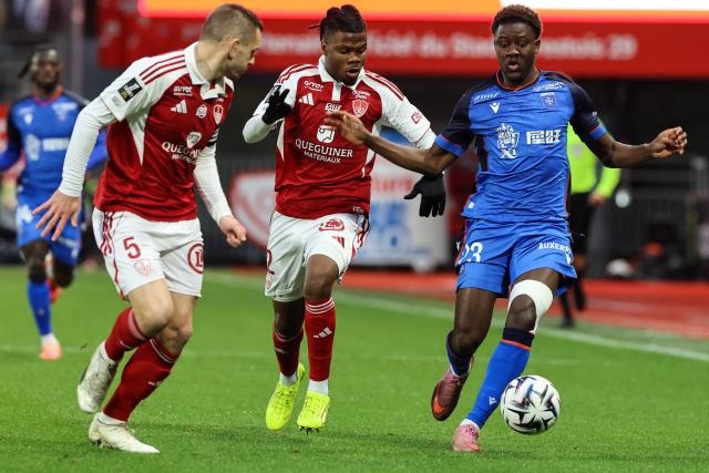(From L) Brest's French defender #05 Brendan Chardonnet, Brest's Ivorian defender #12 Luck Zogbe and Auxerre's Ghanaian forward #23 Ibrahim Osman fight for the ball during the French L1 football match between Stade Brestois 29 (Brest) and AJ Auxerre at the Stade Francis-Le-Ble in Brest, western France on January 4, 2026. (Photo by Fred TANNEAU / AFP)