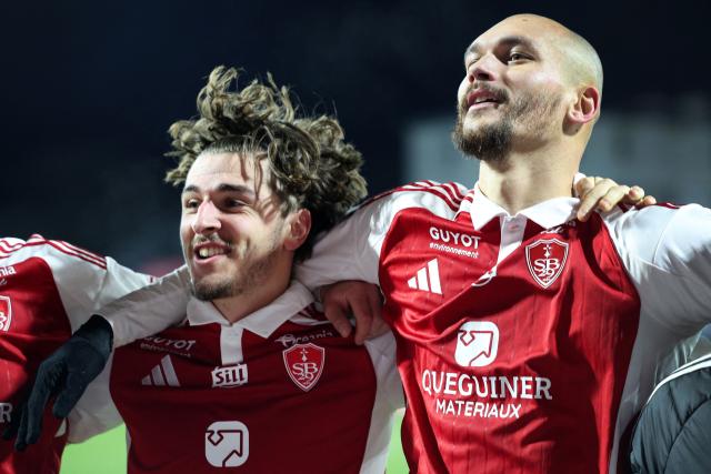 Brest's French midfielder #13 Joris Chotard (L) and Brest's French forward #19 Ludovic Ajorque celebrate after winning at the end of the French L1 football match between Stade Brestois 29 (Brest) and AJ Auxerre at the Stade Francis-Le-Ble in Brest, western France on January 4, 2026. (Photo by Fred TANNEAU / AFP)