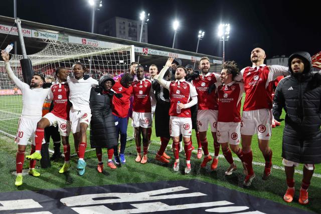 Brest's French midfielder #08 Hugo Magnetti (C) celebrates with teammates after winning at the end of the French L1 football match between Stade Brestois 29 (Brest) and AJ Auxerre at the Stade Francis-Le-Ble in Brest, western France on January 4, 2026. (Photo by Fred TANNEAU / AFP)