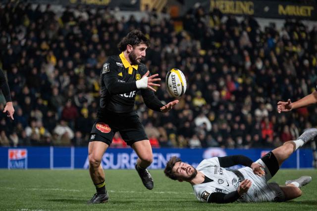 La Rochelle's French centre Jules Favre (L) catches the ball to score a try during the French Top14 rugby union match between Stade Rochelais (La Rochelle) and Rugby Club Toulonnais (Toulon) at The Marcel-Deflandre Stadium in La Rochelle, western France on January 4, 2026. (Photo by XAVIER LEOTY / AFP)