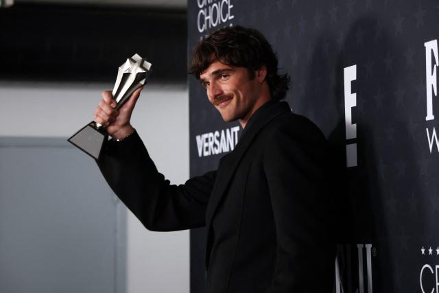 Australian actor Jacob Elordi poses in the press room with his best Best Supporting Actor award for "Frankenstein" during the 31st Annual Critics Choice Awards at Barker Hangar in Santa Monica, California, on January 4, 2026. (Photo by Michael Tran / AFP)