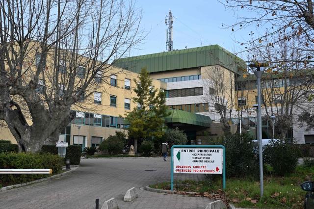 A photo shows the main entrance to the Hyeres hospital after a fire broke out overnight in the emergency service killing one person in Hyeres, southeastern France, on January 5, 2026. A 75-year-old man died on January 5 morning in his cubicle while being treated by the emergency services in Hyeres, according to sources close to the case. The fire broke out at around 4 am and led to the evacuation of 32 people ‘horizontally,’ including 19 patients to the hospital's maternity ward, according to the fire department, which said the fire had been brought under control by a security guard and a caregiver. (Photo by Miguel MEDINA / AFP)
