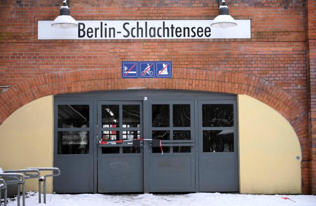 The Schlachtensee S-Bahn railway station in Berlin is closed due to a massive power failure, on January 5, 2026. Police in Berlin said they suspected the far-left Volcano Group of being behind an arson attack that has left tens of thousands of homes in the German capital without power. Early on Saturday morning (January 3, 2026) several high-voltage power cables were spotted in flames on a bridge near a power plant in the southwest of the city. The blaze was quickly put out, but about 45,500 households and 2,200 businesses were left without electricity. Stromnetz Berlin, which runs the city's electricity network, said that it would take until Thursday, January 8, 2026 to reconnect all customers, with freezing temperatures slowing the repair work to the cables. (Photo by RALF HIRSCHBERGER / AFP)