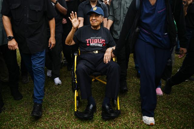 (FILES) Malaysia's former prime minister Mahathir Mohamad sits on a wheelchair as he leaves following a protest against Malaysia's Prime Minister Anwar Ibrahim in Kuala Lumpur on July 26, 2025. Malaysia's century-old former prime minister Mahathir Mohamad was brought to the hospital on January 6, 2026 after a fall at his residence, his aide told AFP. (Photo by Mohd RASFAN / AFP)