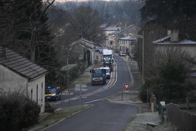 A convoy tractors and vehicles drives in a village around Bergerac after its departure from Cancon, south-western France on January 6, 2026, heading to Paris as part of a protest against French government's mandatory culling protocol for cattle herds affected by lumpy skin disease (dermatose nodulaire contagieuse), a viral disease first detected in France in June 2025 that has led to the slaughter of over 3,000 cattle across more than 110 outbreaks nationwide. French government continues its consultations with farmers on January 6, 2026, including those from the powerful FNSEA, hoping to ease the unrest, while on the ground authorities are banning tractor movementsmeasures that farmers promise to defy. (Photo by Christophe ARCHAMBAULT / AFP)
