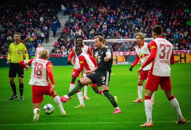 Bayern Munich's English forward #09 Harry Kane (C) plays the ball during the friendly football match between Austrian first division Bundesliga football club Red Bull Salzburg the German first division Bundesliga football club FC Bayern Munich in Salzburg, Austria on January 6, 2026. (Photo by DANIEL SCHARINGER / APA / AFP) / Austria OUT