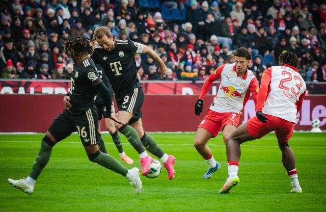 Bayern Munich's English forward #09 Harry Kane (2nd L) runs with the ball during the friendly football match between Austrian first division Bundesliga football club Red Bull Salzburg the German first division Bundesliga football club FC Bayern Munich in Salzburg, Austria on January 6, 2026. (Photo by DANIEL SCHARINGER / APA / AFP) / Austria OUT