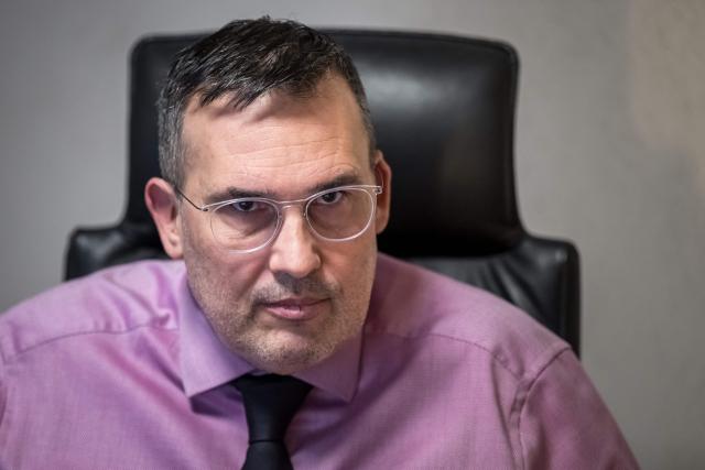Swiss lawyer Sebastien Fanti, representing four families of injured victims, looks on during an interview with AFP in Sion on January 6, 2026, following the devastating New Year bar blaze in the resort of Crans-Montana. Swiss local authorities admitted on January 6 they failed to conduct periodic fire and safety inspections over the past five years at a bar where an inferno killed 40 people and injured 116 others. (Photo by Fabrice COFFRINI / AFP)