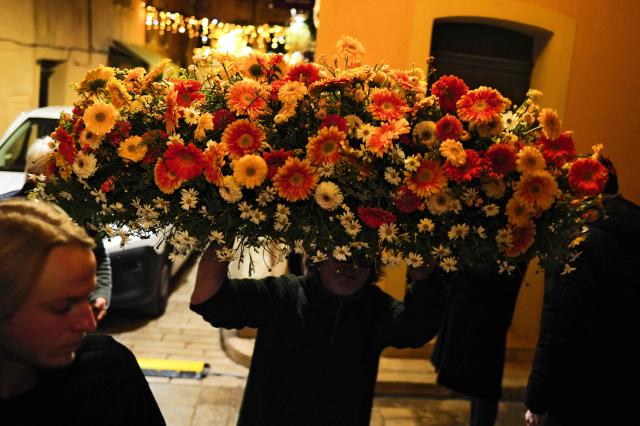 A florist brings a bunch of flowers into Notre-Dame de l'Assomption church on the eve of the funeral ceremony of late French actress Brigitte Bardot in Saint-Tropez, southeastern France on January 6, 2026. (Photo by Valery HACHE / AFP)