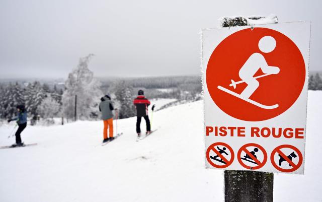 This photograph shows a placard announcing a red slope in Ovifat, in Waimes, the Hautes Fagnes - Hoge Venen on January 6, 2026. (Photo by ERIC LALMAND / Belga / AFP) / Belgium OUT