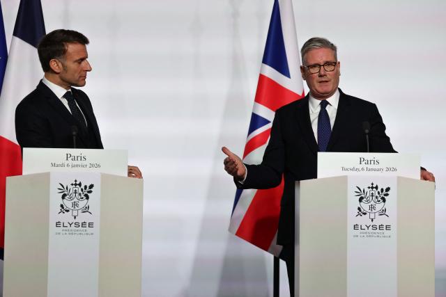 France's President Emmanuel Macron (L) and Britain's Prime Minister Keir Starmer deliver a press conference upon the signing of the declaration on deploying post-ceasefire force in Ukraine during the Coalition of the Willing summit on security guarantees for Ukraine, at the Elysee Palace in Paris on January 6, 2026. The summit of the group of Ukraine supporters dubbed the "Coalition of the Willing" is the latest of several meetings planned for the new year as diplomatic efforts to end Europe's deadliest conflict since World War II have gained pace in recent weeks. (Photo by Ludovic MARIN / POOL / AFP)