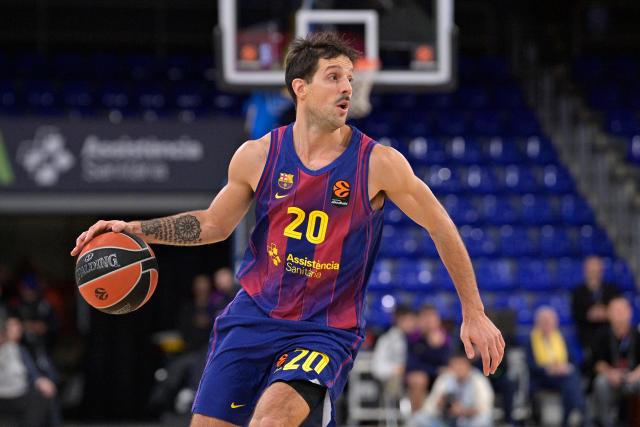 Barcelona's Argentinian guard #20 Nicolas Laprovittola drives the ball during the closed-door Euroleague basketball match between Barcelona and Maccabi Tel Aviv at Palau Blaugrana arena in Barcelona on January 6, 2026. (Photo by MANAURE QUINTERO / AFP)