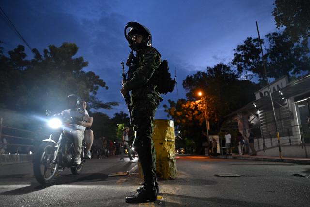 A Colombian soldier patrols the Francisco de Paula Santander International Bridge near the border with Venezuela in Cucuta, Colombia on January 6, 2026. On a bridge on the Colombia–Venezuela border, confusion and hope mix among Venezuelans after the ouster of President Nicolas Maduro and his wife Cilia Flores, while journalists from around the world struggle to cross and report on a story whose outcome remains unclear. (Photo by Raul ARBOLEDA / AFP)
