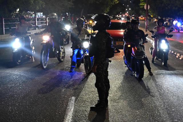 A Colombian soldier patrols the Francisco de Paula Santander International Bridge near the border with Venezuela in Cucuta, Colombia on January 6, 2026. On a bridge on the Colombia–Venezuela border, confusion and hope mix among Venezuelans after the ouster of President Nicolas Maduro and his wife Cilia Flores, while journalists from around the world struggle to cross and report on a story whose outcome remains unclear. (Photo by Raul ARBOLEDA / AFP)