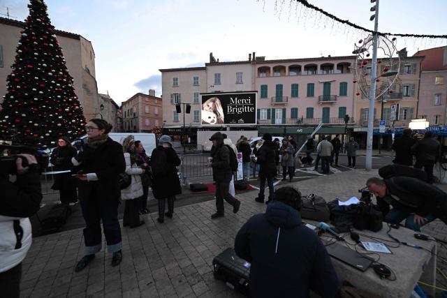 Journalists get ready at a square ahead of the funeral ceremony for late French actress Brigitte Bardot, in Saint-Tropez, southeastern France, on January 7, 2026. French film sensation Brigitte Bardot, a symbol of sexual liberation in the 1950s and 1960s who reinvented herself as an animal rights defender and embraced far-right views, died on Decmber 28, 2025 aged 91. (Photo by Miguel MEDINA / AFP)