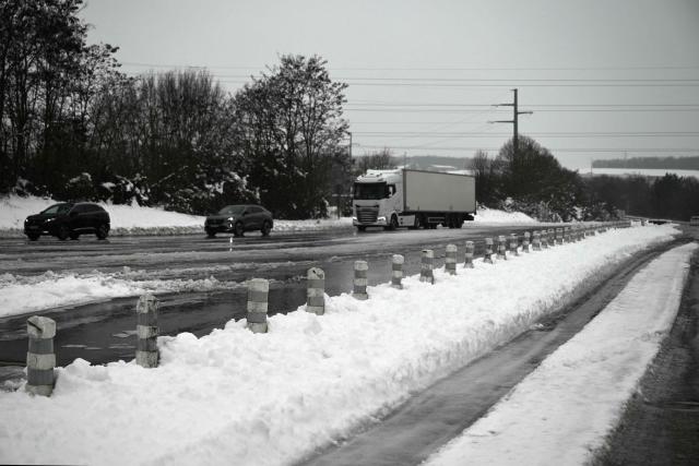 This photograph shows vehicles exiting the A10 motorway at the toll plaza near Saintes, western France, on January 7, 2026, following snowfalls. (Photo by Philippe LOPEZ / AFP)
