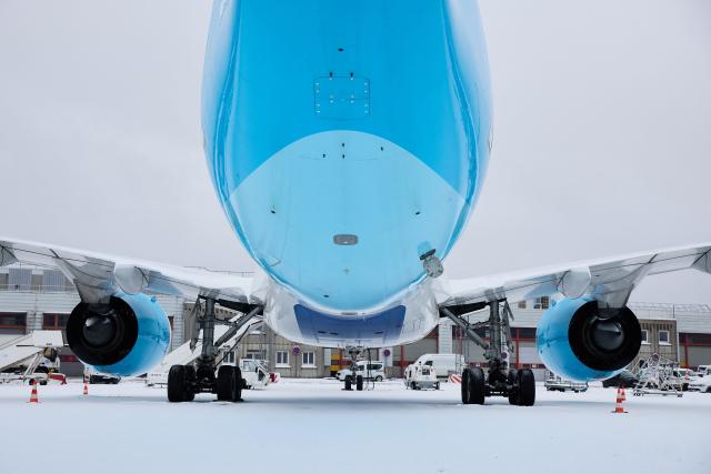 This photograph shows a airplane on the snow-covered tarmac after heavy snowfalls which caused flight cancellations at Orly Airport, south of Paris on January 7, 2026. Around 100 flights were cancelled at Paris's Charles de Gaulle airport because of snowfall and fierce cold, and a further 40 were cancelled at Orly airport, France's transport minister said. (Photo by Kiran RIDLEY / AFP)
