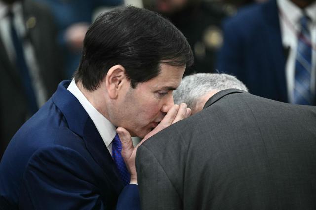 (L/R) US Secretary of State Marco Rubio speaks with Senate Minority Leader Chuck Schumer, Democrat from New York, as Senator Tim Kaine, after Rubio and top Trump administration officials briefed Senators on the recent US military actions in Venezuela, at the US Capitol in Washington, DC on January 7, 2026. (Photo by Brendan SMIALOWSKI / AFP)