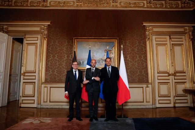 French Foreign Affairs Minister Jean-Noel Barrot (C) pose with German Foreign Minister Johann Wadephul (L) and Polish Minister of Foreign Affairs Radoslaw Sikorski (R) upon their arrival for a Weimar Triangle and India meeting at the French Foreign ministry in Paris, on January 7, 2026. The Indian Foreign Minister has been invited to join the meeting of the Weimar Triangle foreign ministers in Paris. (Photo by Yoan VALAT / POOL / AFP)