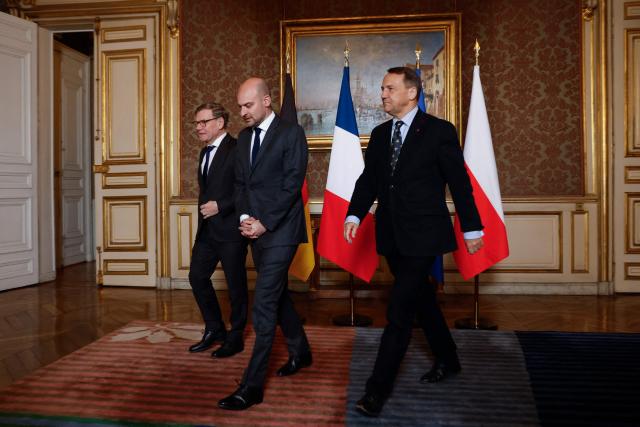 French Foreign Affairs Minister Jean-Noel Barrot (C) with German Foreign Minister Johann Wadephul (L) and Polish Minister of Foreign Affairs Radoslaw Sikorski (R) leave after a family picture upon their arrival for a Weimar Triangle and India meeting at the French Foreign ministry in Paris, on January 7, 2026. The Indian Foreign Minister has been invited to join the meeting of the Weimar Triangle foreign ministers in Paris. (Photo by Yoan VALAT / POOL / AFP)
