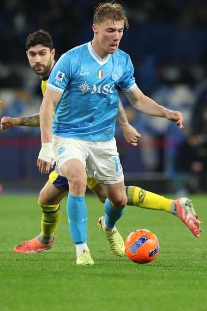 Napoli's Danish forward #19 Rasmus Hojlund controls the ball during the Italian Serie A football match between Napoli and Hellas Verona at the Diego Armando Maradona stadium in Naples on January 7, 2026. (Photo by Carlo Hermann / AFP)