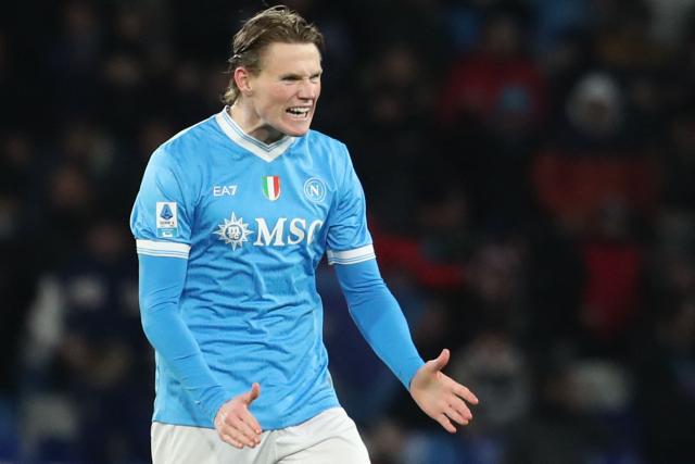 Napoli's Scottish midfielder #08 Scott McTominay celebrates scoring his team's first goal with Napoli's Dutch forward #70 Noa Lang during the Italian Serie A football match between Napoli and Hellas Verona at the Diego Armando Maradona stadium in Naples on January 7, 2026. (Photo by Carlo Hermann / AFP)