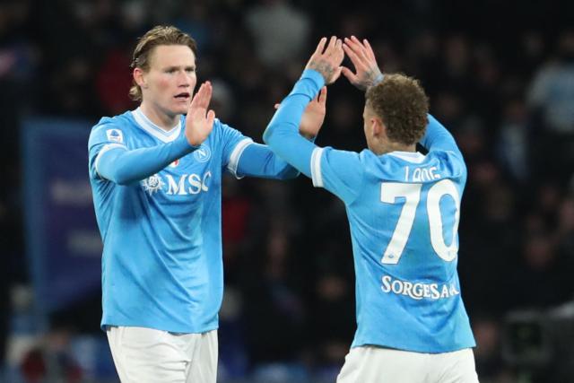 Napoli's Scottish midfielder #08 Scott McTominay celebrates scoring his team's first goal with Napoli's Dutch forward #70 Noa Lang during the Italian Serie A football match between Napoli and Hellas Verona at the Diego Armando Maradona stadium in Naples on January 7, 2026. (Photo by Carlo Hermann / AFP)