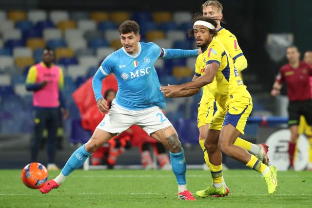 Napoli's Italian defender #22 Giovanni Di Lorenzo fights for the ball with Hellas Verona's French midfielder #24 Antoine Bernede during the Italian Serie A football match between Napoli and Hellas Verona at the Diego Armando Maradona stadium in Naples on January 7, 2026. (Photo by Carlo Hermann / AFP)