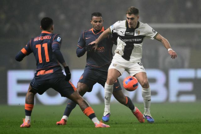 Inter Milan's Swiss defender #25 Manuel Akanji and Inter Milan's Brazilian forward #11 Luis Henrique fights for the ball with Parma's Argentinian forward #09 Mateo Pellegrino during the Italian Serie A football match between Parma and Inter Milan at the Ennio Tardini stadium in Parma on January 7, 2026. (Photo by Marco BERTORELLO / AFP)