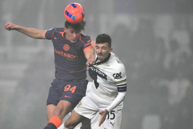 Inter Milan's Italian forward #94 Pio Esposito fights for the ball with Parma's Italian defender #15 Enrico Del Prato during the Italian Serie A football match between Parma and Inter Milan at the Ennio Tardini stadium in Parma on January 7, 2026. (Photo by Marco BERTORELLO / AFP)