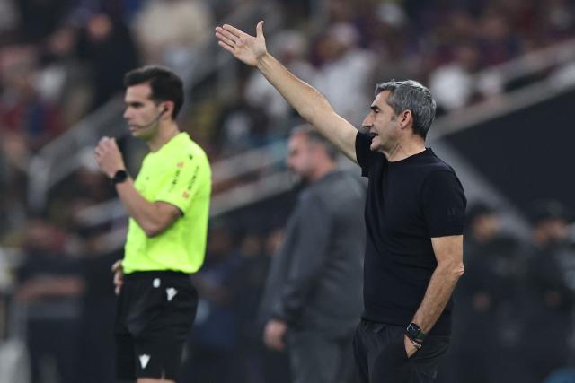 Athletic Bilbao's Spanish coach Ernesto Valverde reacts during the Spanish Supercup semi-final football match between FC Barcelona and Athletic Bilbao at King Abdullah Sports City in Jeddah on January 7, 2026. (Photo by Fadel SENNA / AFP)