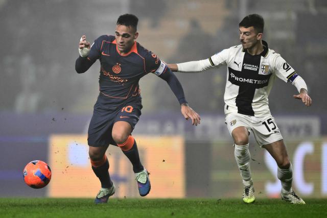Inter Milan's Argentinian forward #10 Lautaro Martinez fights for the ball with Parma's Italian defender #15 Enrico Del Prato during the Italian Serie A football match between Parma and Inter Milan at the Ennio Tardini stadium in Parma on January 7, 2026. (Photo by Marco BERTORELLO / AFP)