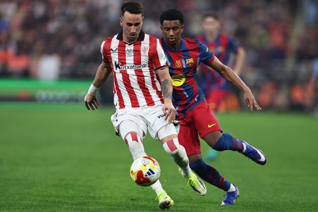Athletic Bilbao's Spanish forward #07 Alex Berenguer is marked by Athletic Bilbao's Spanish defender #02 Andoni Gorosabel during the Spanish Supercup semi-final football match between FC Barcelona and Athletic Bilbao at King Abdullah Sports City in Jeddah on January 7, 2026. (Photo by Fadel SENNA / AFP)