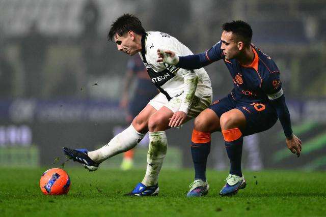 Parma's Spanish midfielder #10 Adrian Bernabe fights for the ball with Inter Milan's Argentinian forward #10 Lautaro Martinez during the Italian Serie A football match between Parma and Inter Milan at the Ennio Tardini stadium in Parma on January 7, 2026. (Photo by Marco BERTORELLO / AFP)