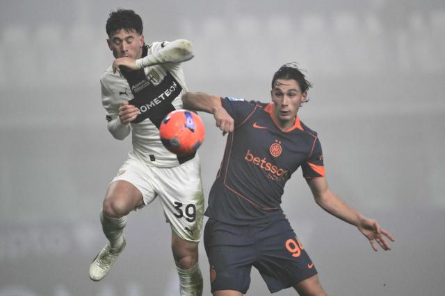 Parma's Australian defender #39 Alessandro Circati fights for the ball with Inter Milan's Italian forward #94 Pio Esposito during the Italian Serie A football match between Parma and Inter Milan at the Ennio Tardini stadium in Parma on January 7, 2026. (Photo by Marco BERTORELLO / AFP)