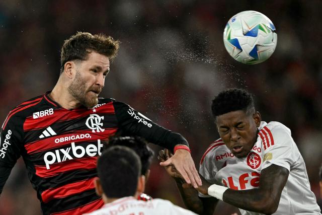 (FILES) Flamengo's defender #04 Leo Pereira (L) and Internacional's defender #04 Vitao fight for the ball during the Copa Libertadores round of 16 first leg all-Brazilian football match between Flamengo and Internacional at the Maracana stadium in Rio de Janeiro, Brazil, on August 13, 2025. Brazilian league and Copa Libertadores champions Flamengo have signed their first reinforcement for the 2026 season: Brazilian center back Vitao, from Internacional de Porto Alegre, both clubs announced on January 7, 2026. (Photo by Mauro PIMENTEL / AFP)