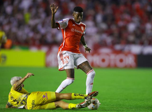 (FILES) Delfin's Argentine defender Juan Manuel Elordi (L) and Internacional's defender Vitao (R) fight for the ball during the Copa Sudamericana group stage second leg football match between Brazil's Internacional and Ecuador's Delfin at the  Alfredo Jaconi Stadium in Caxias do Sul, Rio Grande do Sul state, Brazil, on June 8, 2024. Brazilian league and Copa Libertadores champions Flamengo have signed their first reinforcement for the 2026 season: Brazilian center back Vitao, from Internacional de Porto Alegre, both clubs announced on January 7, 2026. (Photo by SILVIO AVILA / AFP)