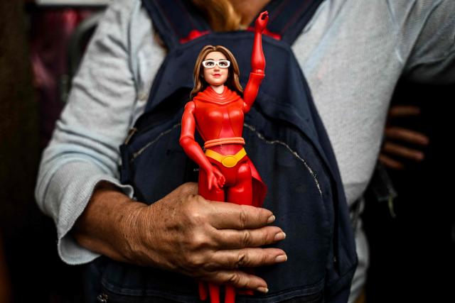A demonstrator holds a toy representing the wife of the ousted President Nicolas Maduro, Cilia Flores, called "Cilita," during a rally in support of Maduro in Caracas on January 7, 2026. US Energy Secretary Chris Wright said in January 7, Washington will control sales of Venezuelan oil "indefinitely," a day after President Donald Trump announced Venezuela's interim leaders had agreed to US-managed marketing of 30-50 million barrels of crude. (Photo by Ronaldo SCHEMIDT / AFP)