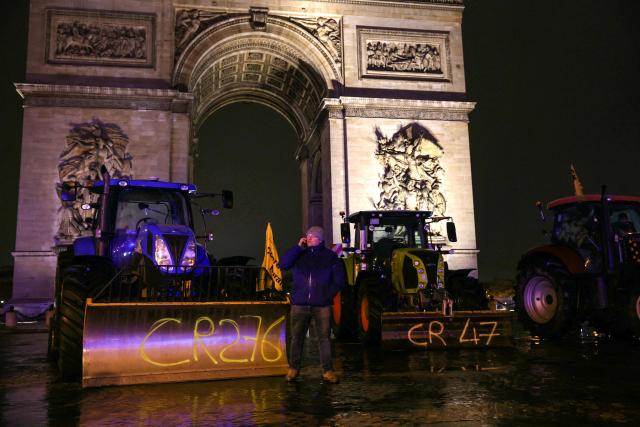 Tractors are parked in front of the Arc de Triomphe during a demonstration of French agricultural union Coordination Rurale (CR) as part of a nationwide day of protests and actions called by several farmers unions to push the French government to block the Mercosur trade deal and protest against its handling of the nodular dermatitis (CND) epidemic, in Paris on January 8, 2026. (Photo by Thomas SAMSON / AFP)